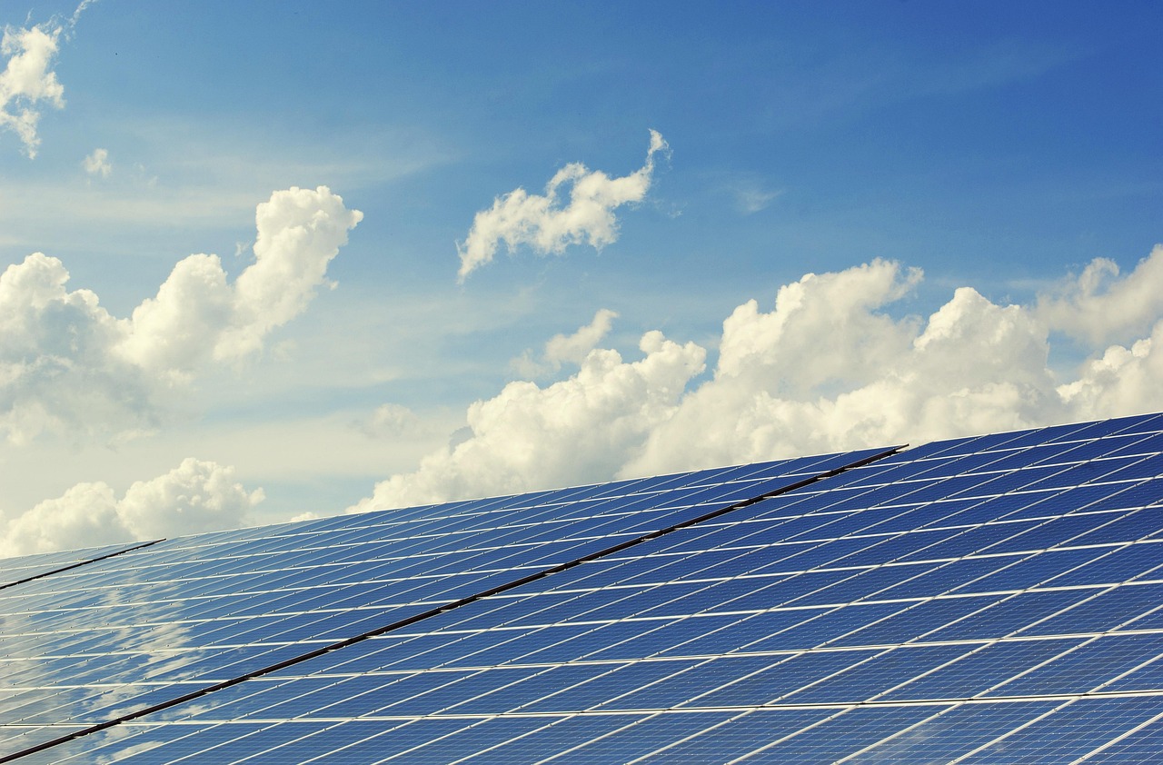 Zonnepanelen ingebouwd in glazen veranda dak.