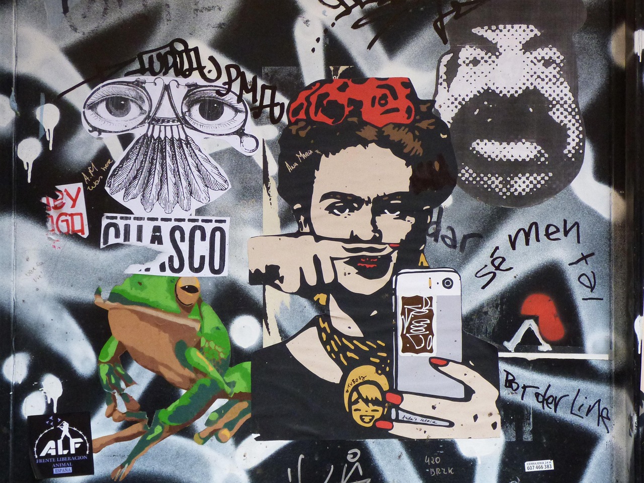 Dynamische interieurstijl met diverse collagewanden.
