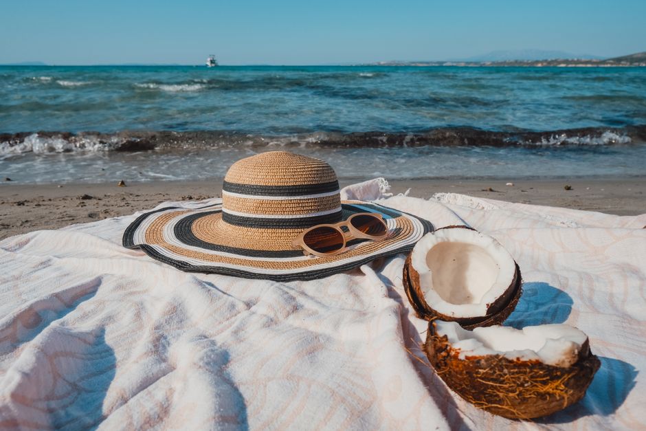 2-in-1 textiel opgevouwen naast strandtas.