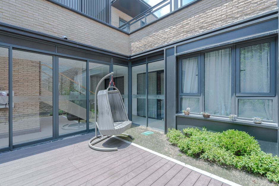 Elegante terrasoverkapping met innovatieve ontwerpen.