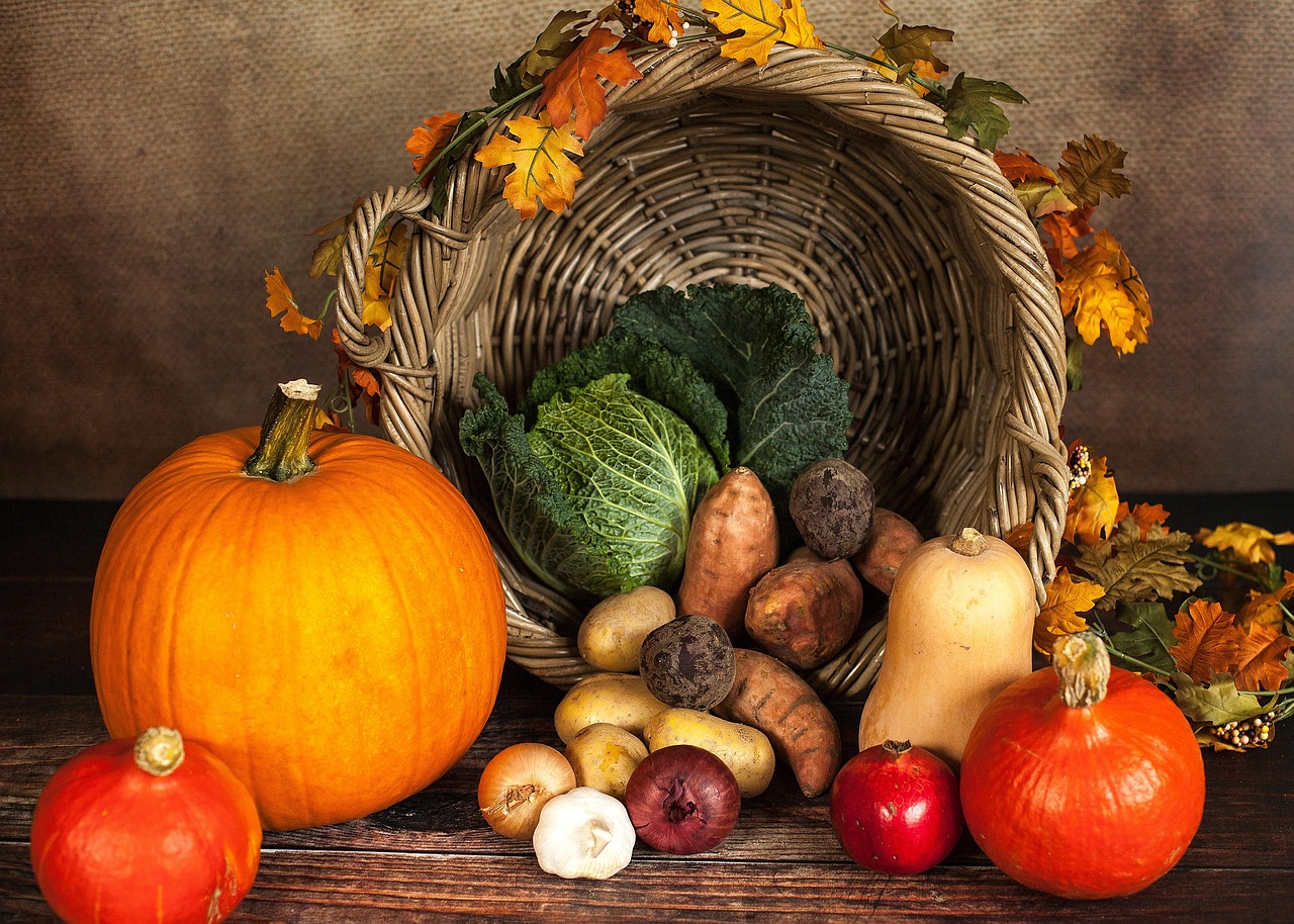 Minimalistische tafeldecoratie voor thanksgiving tafelsetting.