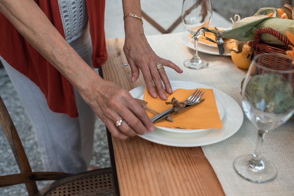 Elegante thanksgiving tafeldecoratie met pompoenen.