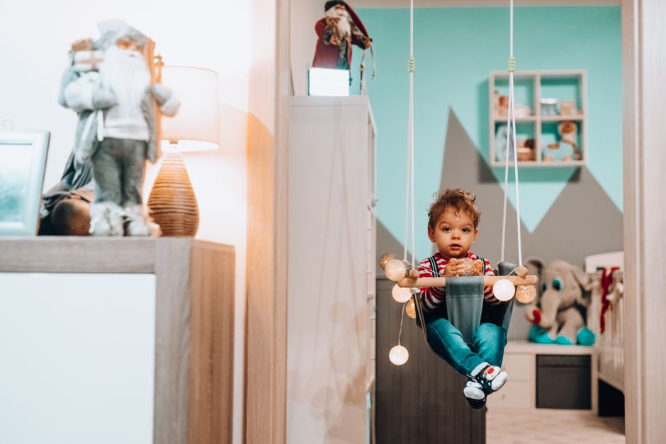 Oude houten speelgoed in herfstige kinderkamer