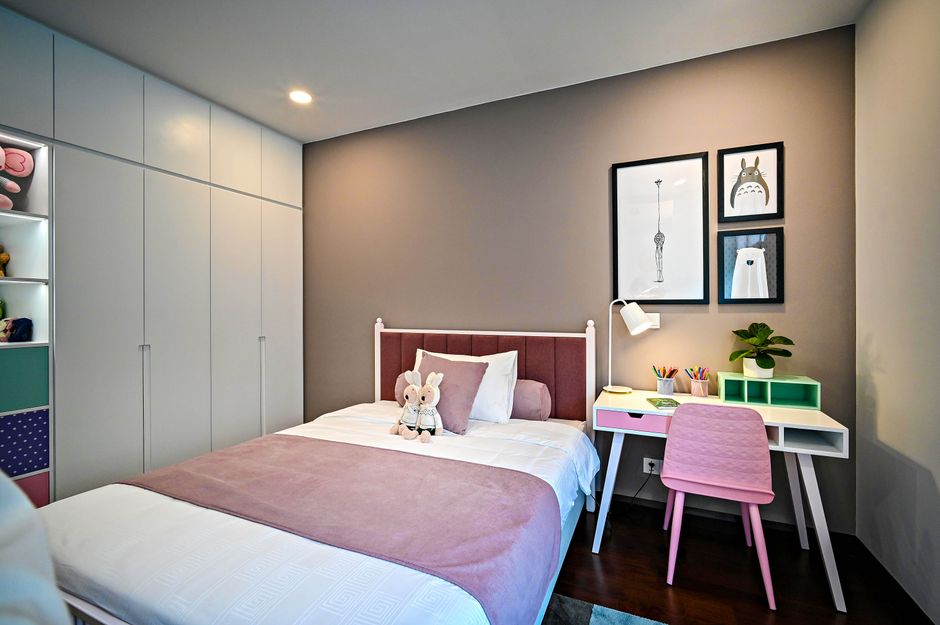 Warme kleuren en stoffen in een groeiende kinderkamer. Warme kleuren en stoffen in een groeiende kinderkamer.