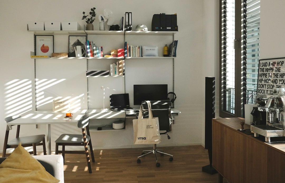 Kleine studio met multifunctionele meubels ingericht.